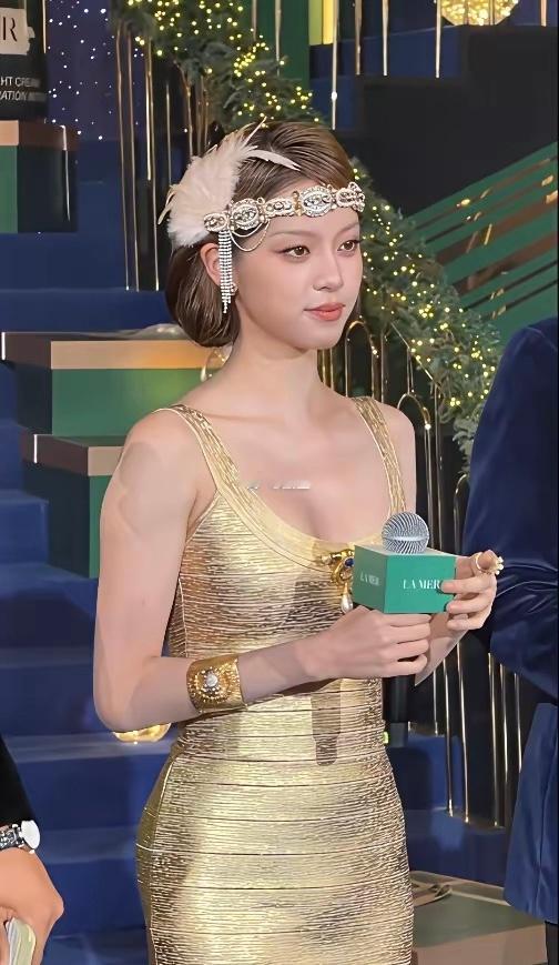 欧阳娜娜这个造型的眉眼鼻子，眉心那个地方有变化，是化妆，还是有微调啊？ ​​​