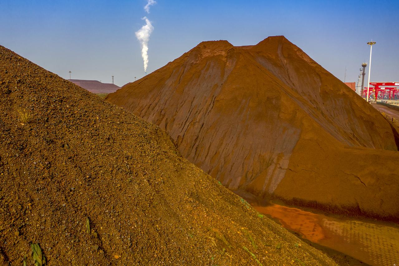 重稀土元素的形成需要数百万年的时间，由雨水侵蚀火成岩并使其分解，最终将元素富集在