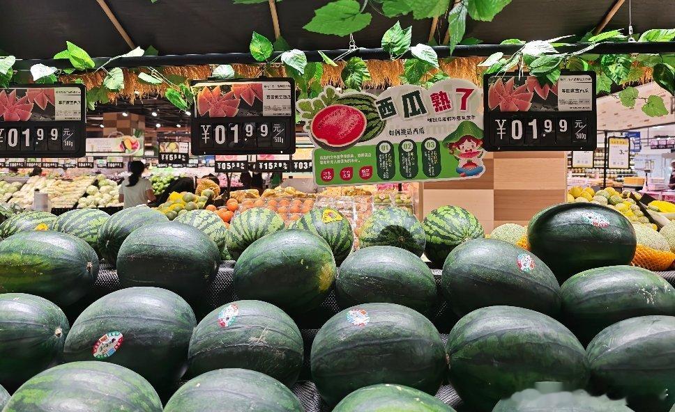 我的美食日记  大河南的西瓜🍉，超市不算便宜。好的麒麟瓜还要小3元一斤。路边倒