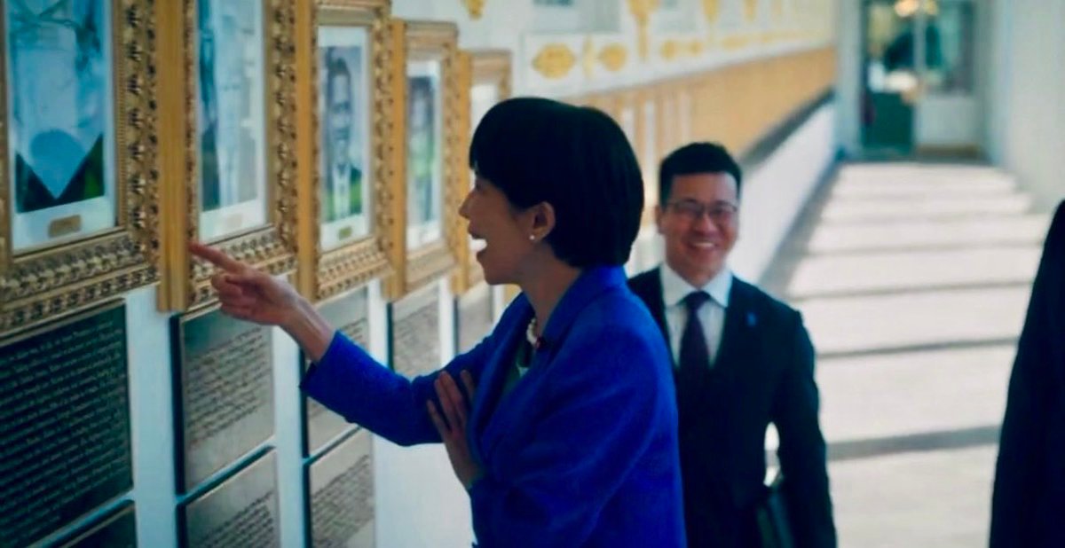 日本首相高市早苗访美期间，在白宫走廊面对拜登的“自动签字笔照片”大笑并指指点点，