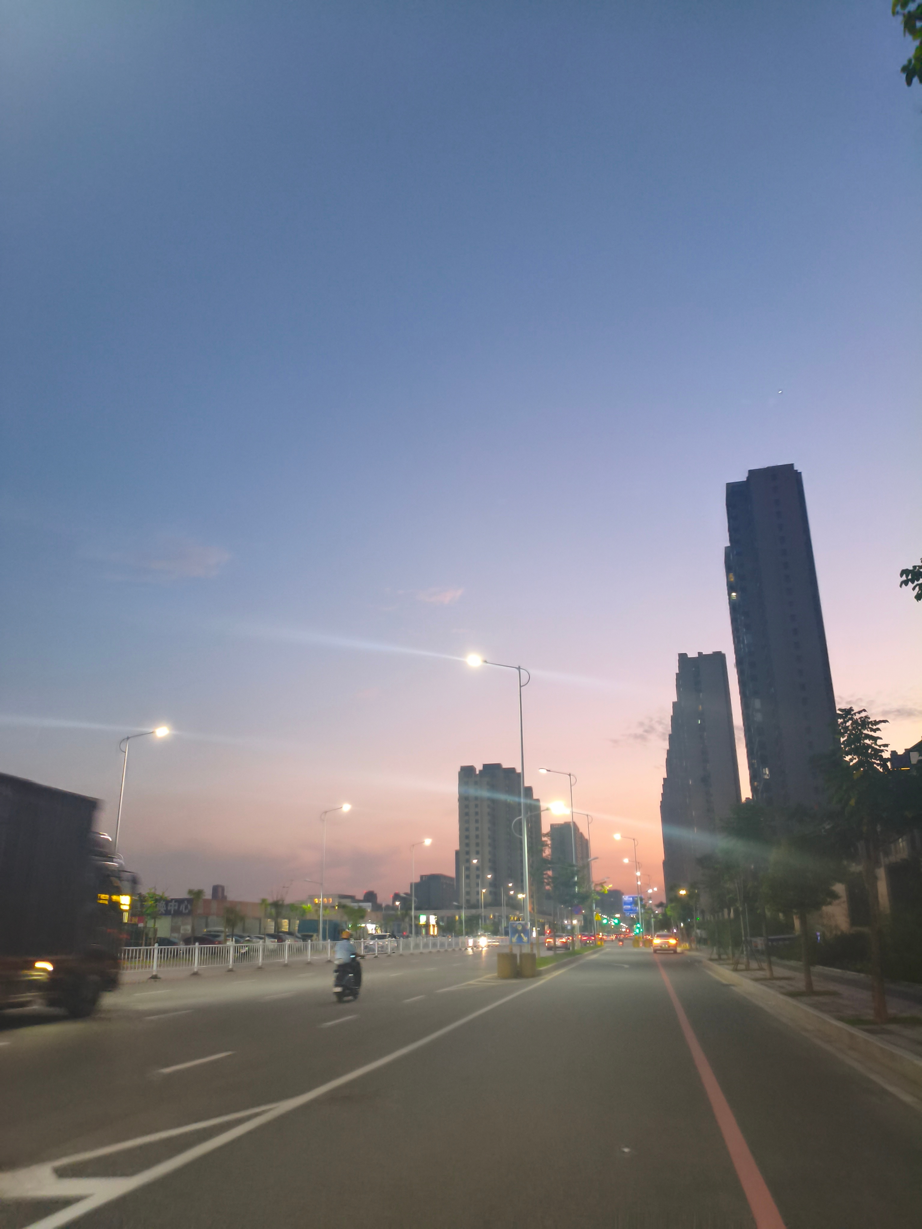 每天坚持做一件小小的好事，哪怕只是随手捡起地上的垃圾，或是给疲惫的人一个微笑。这