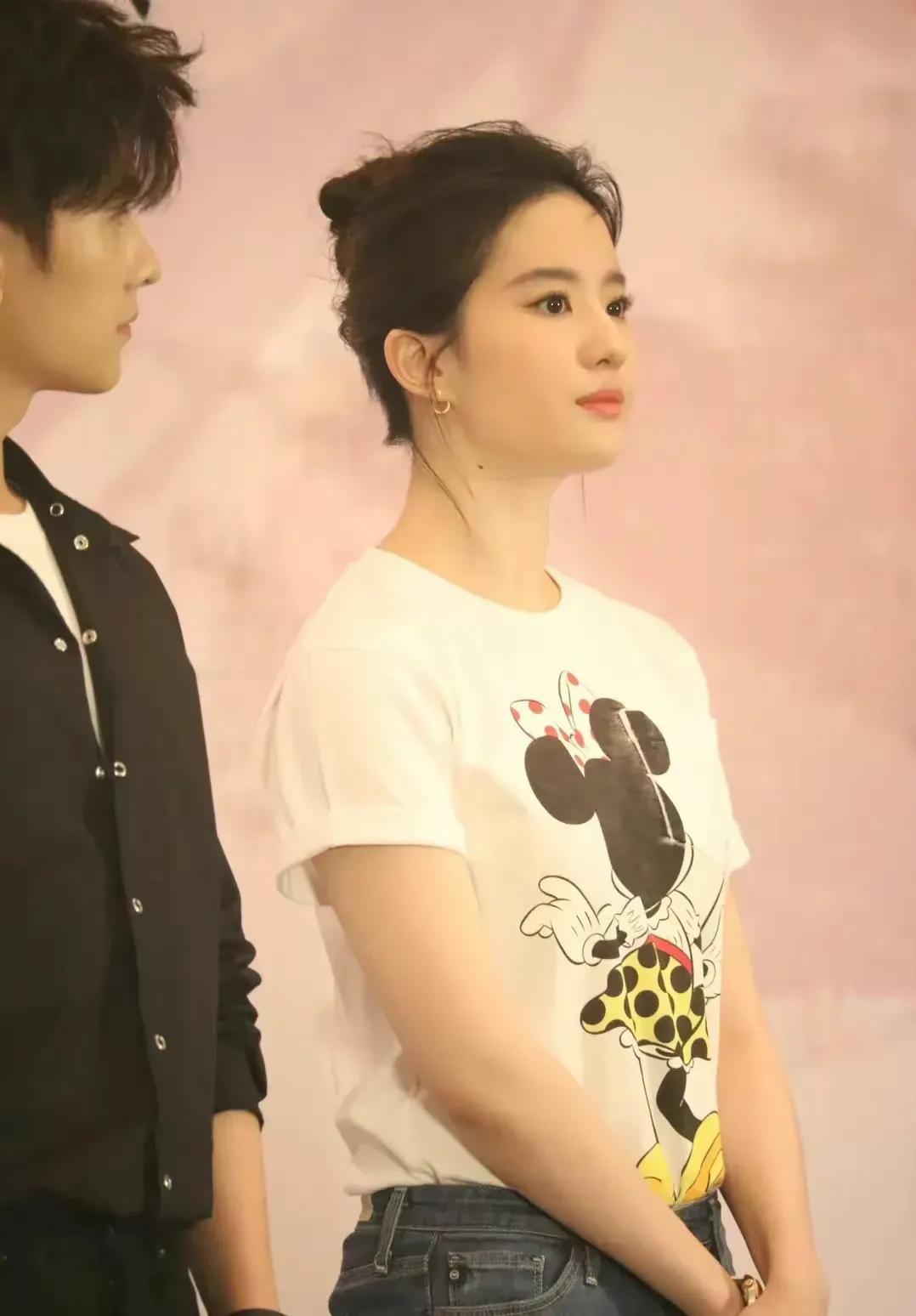 刘亦菲的审美真高级，卡通T恤配紧身牛仔裤，微胖身材更迷人！
刘亦菲拥有自己的审美