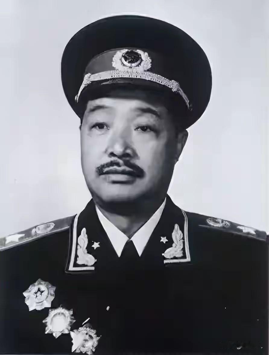 1955年授衔，毛主席看到贺龙名字突然笑了，一句评价，全场瞬间沉默
 
1955