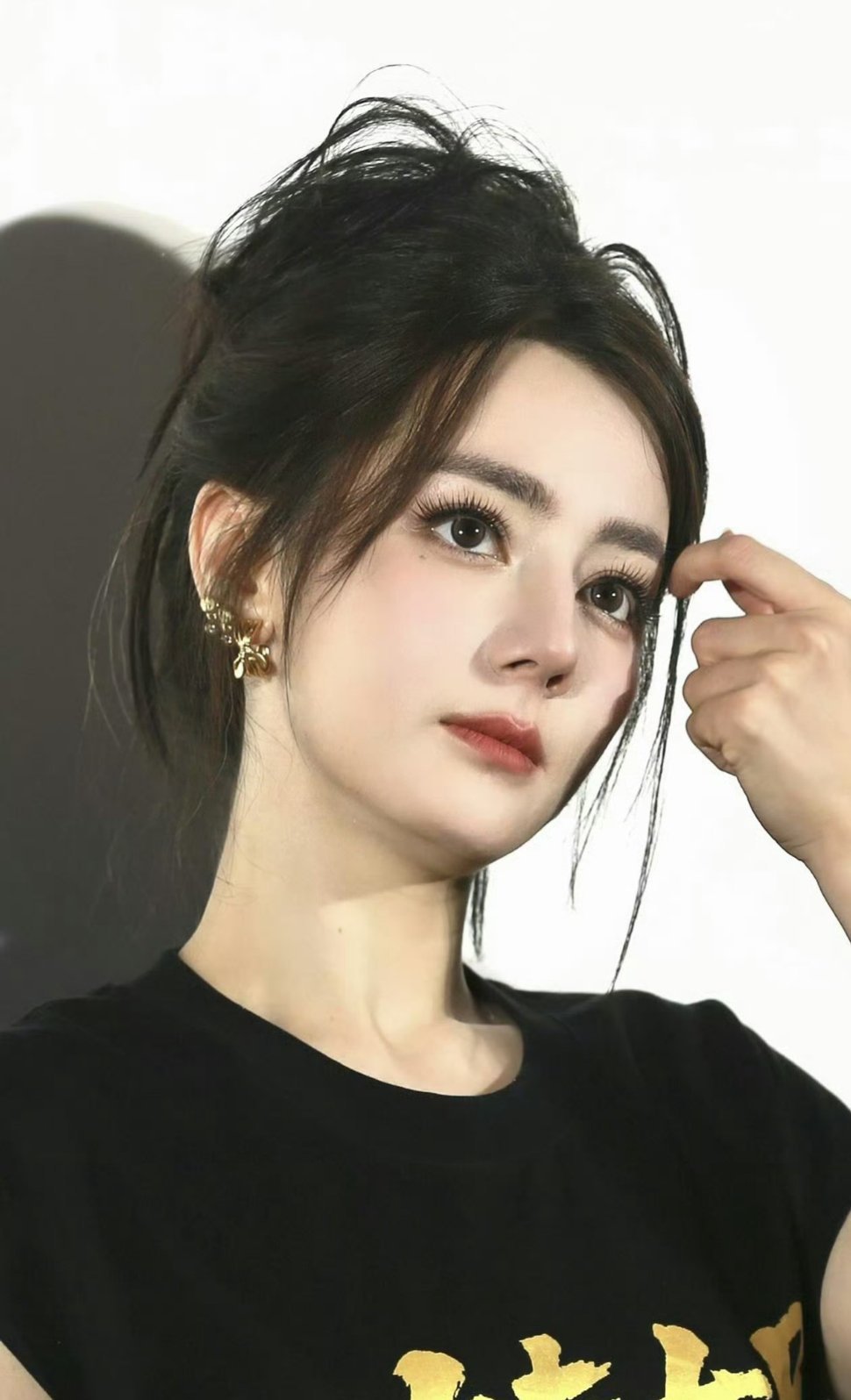 迪丽热巴来了天津也得盘头我不行了热巴你怎么这么美啊果然时尚的完成度完全靠脸啊