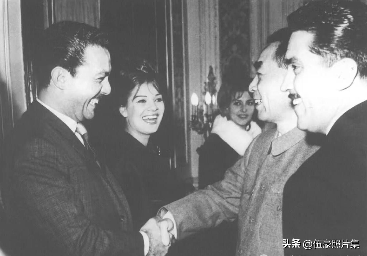 1963年12月14日，周恩来总理率中国政府代表团抵达阿拉伯联合共和国（今埃及）