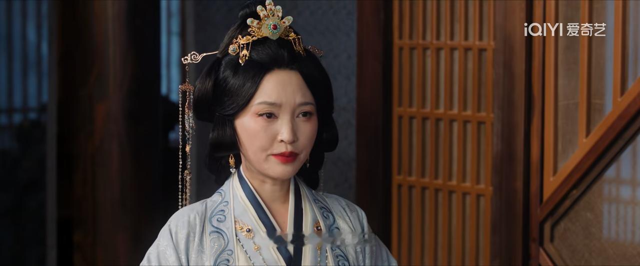 金莎在《雀骨》中饰演的云昭郡主，是女主的阿母。云昭郡主三观很正，一直教育女儿，这