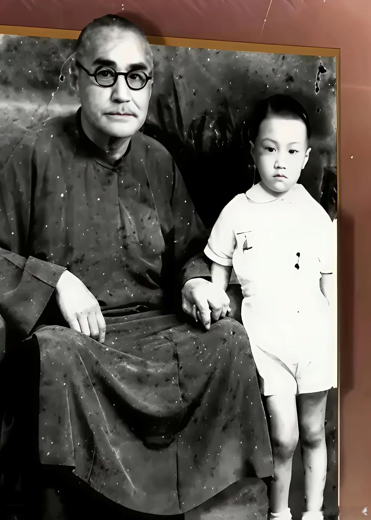 本以为谢霆锋是富二代，没想到人家已经是富五代了！刷到一张老照片，谢贤跟他爷爷的合
