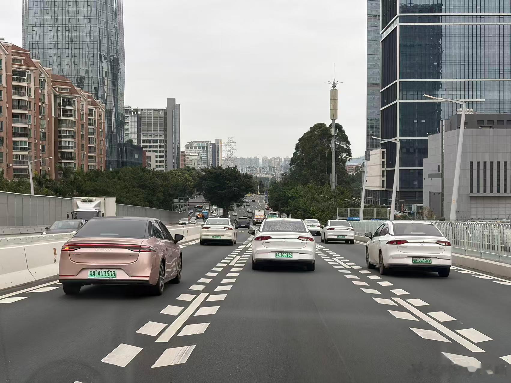 今天广州开始全运会期间的限行，广州街头几乎都是埃安的天下了 [允悲][允悲][允