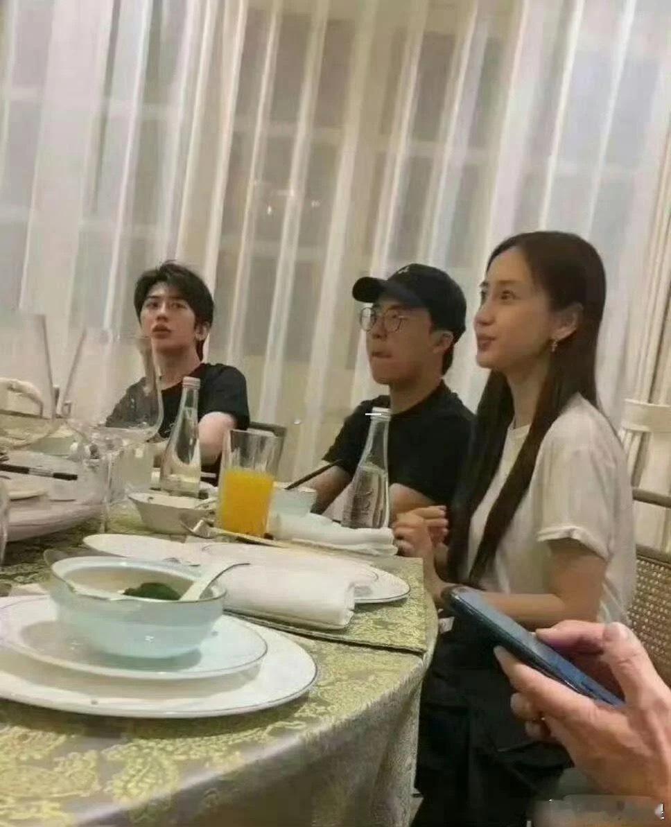 原来明星私底下的商业饭局，都是纯素颜的状态呀 