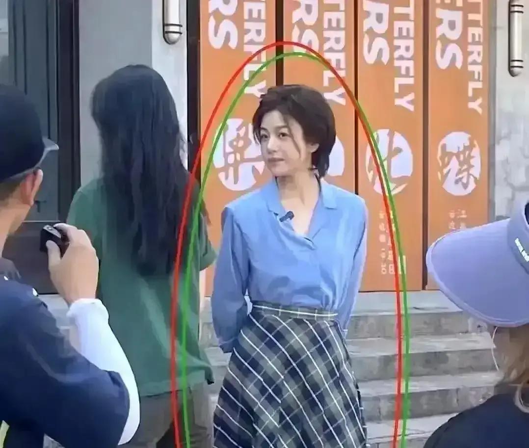 别再硬拗“少女感”了，翻车现场一个接一个。
陈妍希一张素颜照，没滤镜没修唇，热