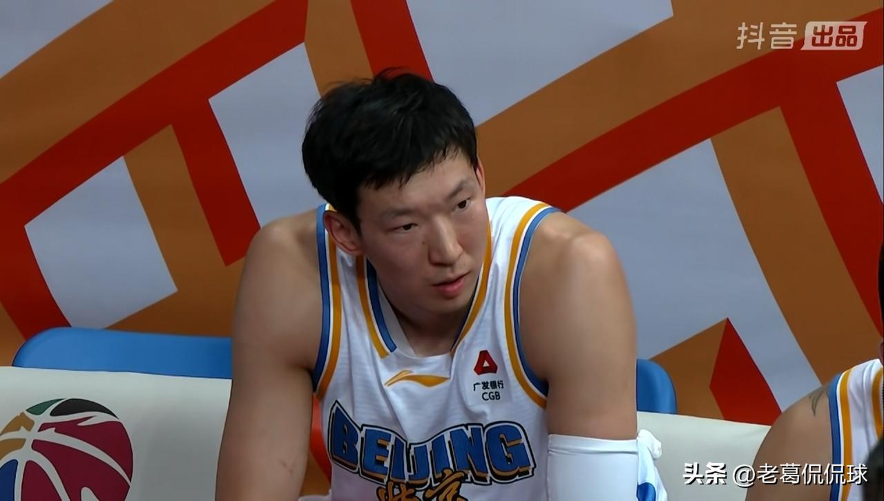 北京北汽巨星周琦的出手数真是太少了！在今天北京北汽客场以104：109输给福建晋