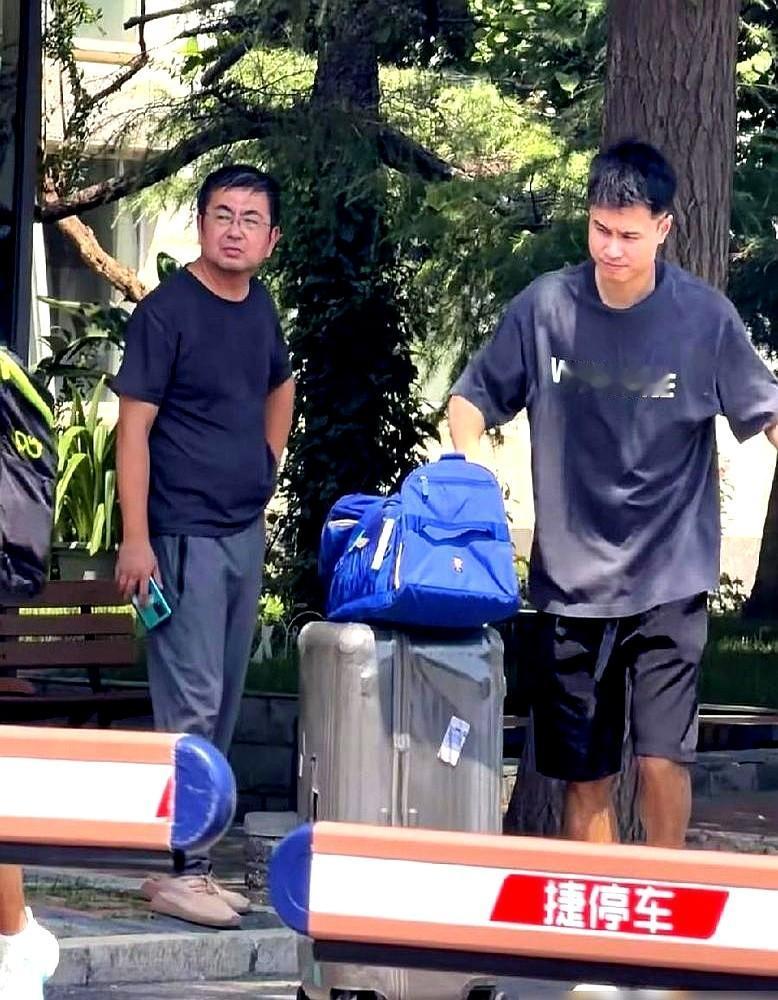 国乒基地这两天突然静得不对劲，陈幸同、王艺迪拖着行李先走，后面肖指导、孙逊、周启