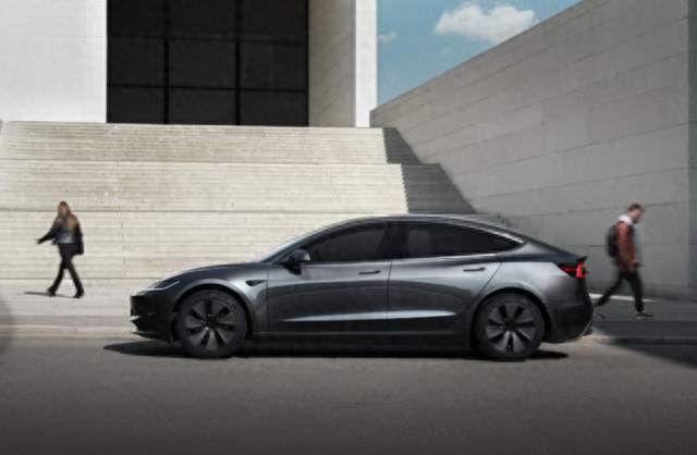 17万的Model 3杀到香港：特斯拉用减法，把入门车拍成大片