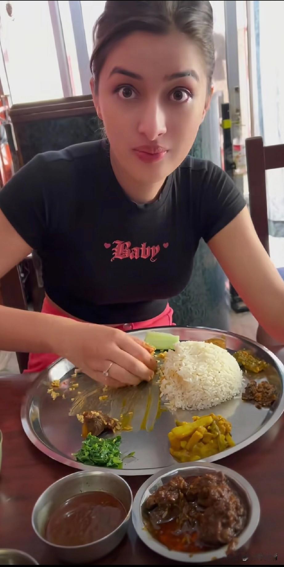 印度人为什么那么自信，
原因就在于大部分印度人受教育程度低，只有高种姓才有机会走