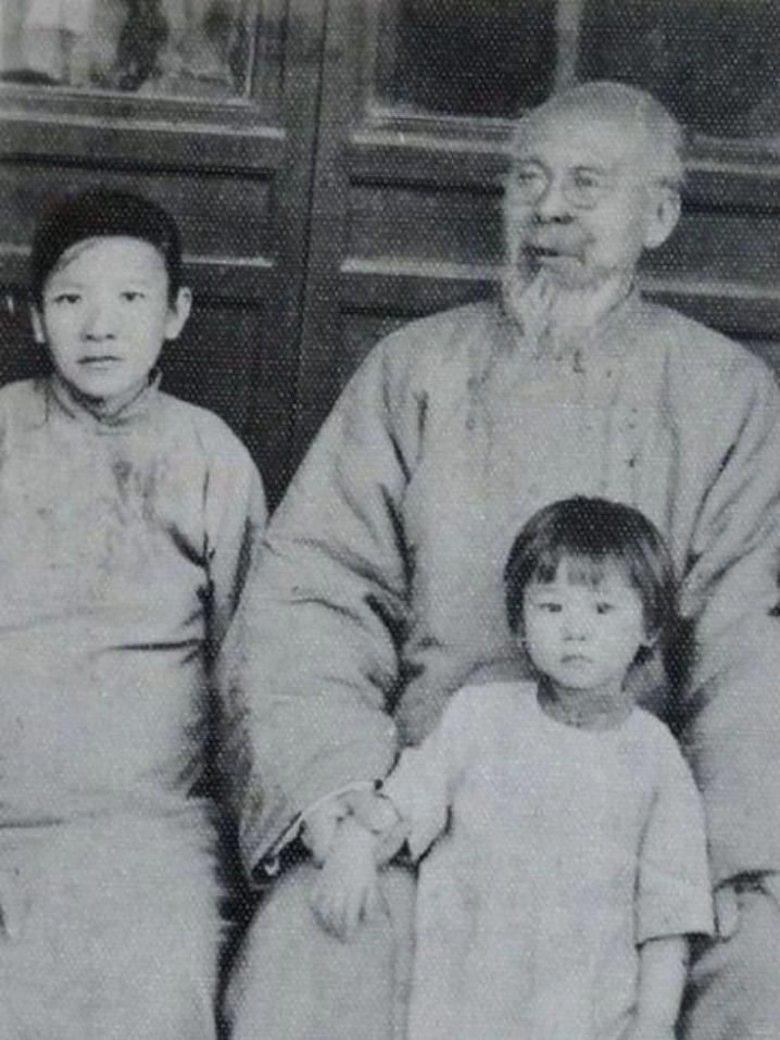 1920年，18岁的保姆胡宝珠嫁给了57岁的齐白石。她很有绘画天赋，模仿齐白石的...