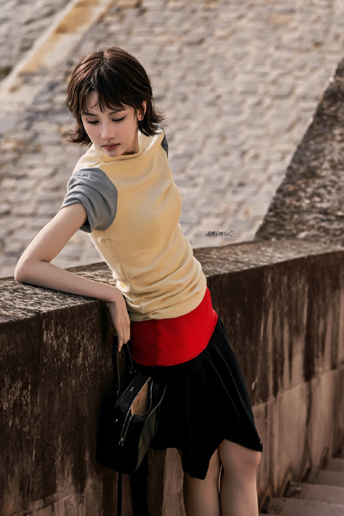 陈都灵看秀出图 陈都灵走进LOEWE的巴黎画报 陈都灵看秀出图，走进LOEWE的