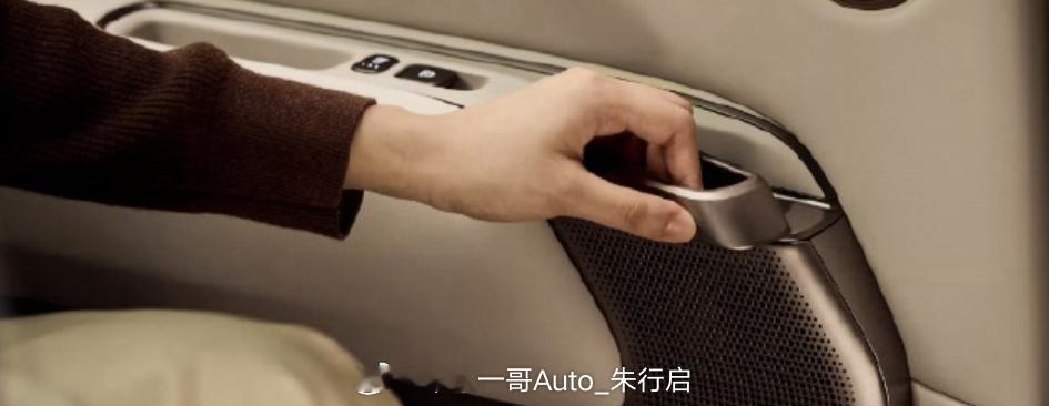 理想L9 livis的内饰曝光采用了隐藏式的门把手现在看来理想和蔚来的设计在造车