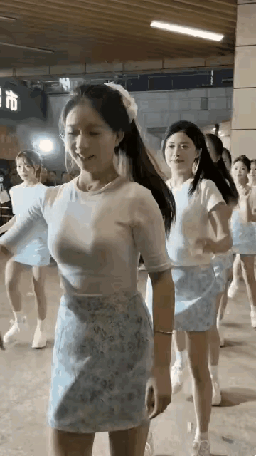 夜晚街头偶遇一群女生跳舞，第一眼就被前排这个女孩吸引。
笑容干净又治愈，现场不少