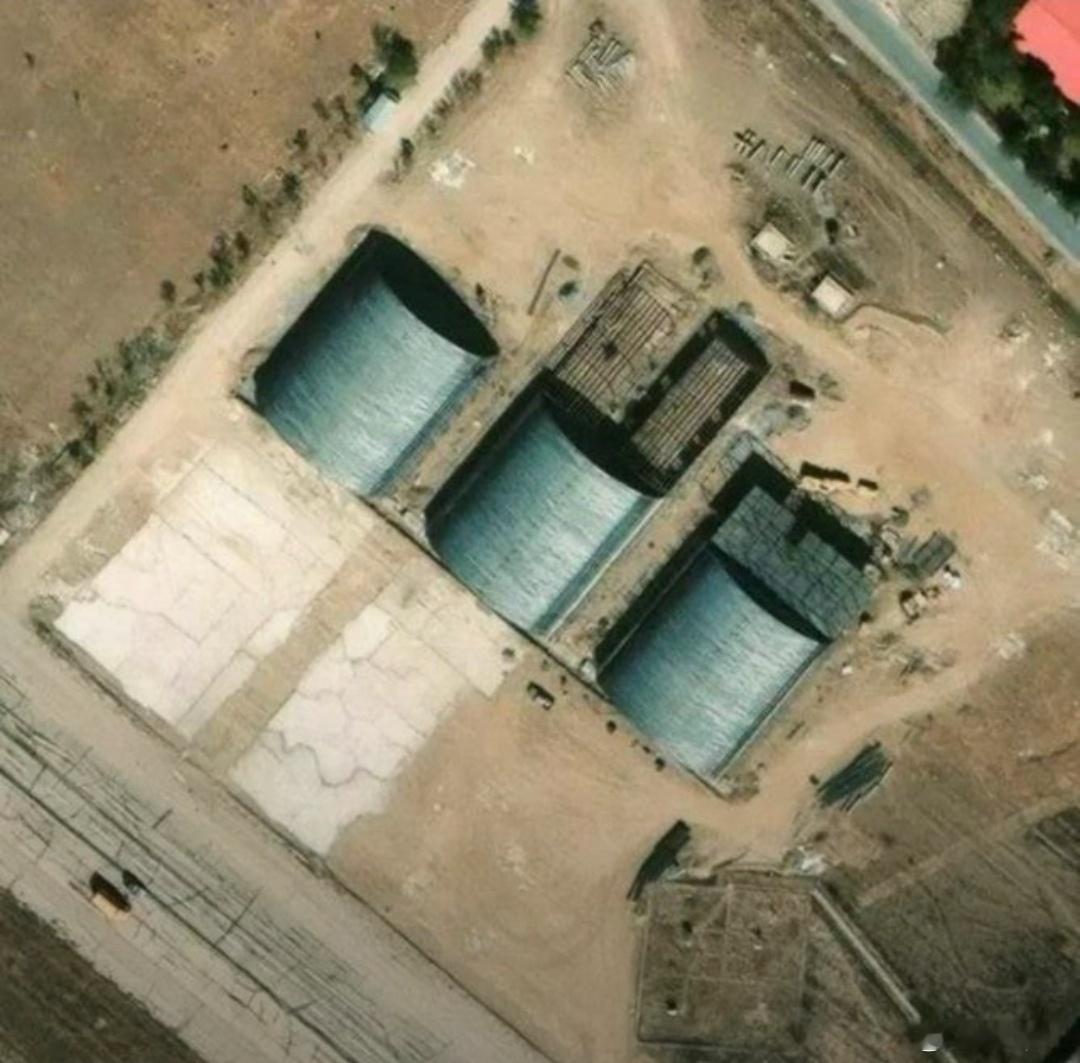 伊朗正在哈马丹空军基地建造飞机避难所。据一些报道，伊朗购买的俄罗斯苏-35S战斗