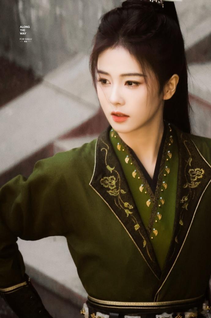 白鹿唐宫奇案绿服look  白鹿唐宫奇案绿服俊俏公子  《唐宫奇案》里，白鹿的绿