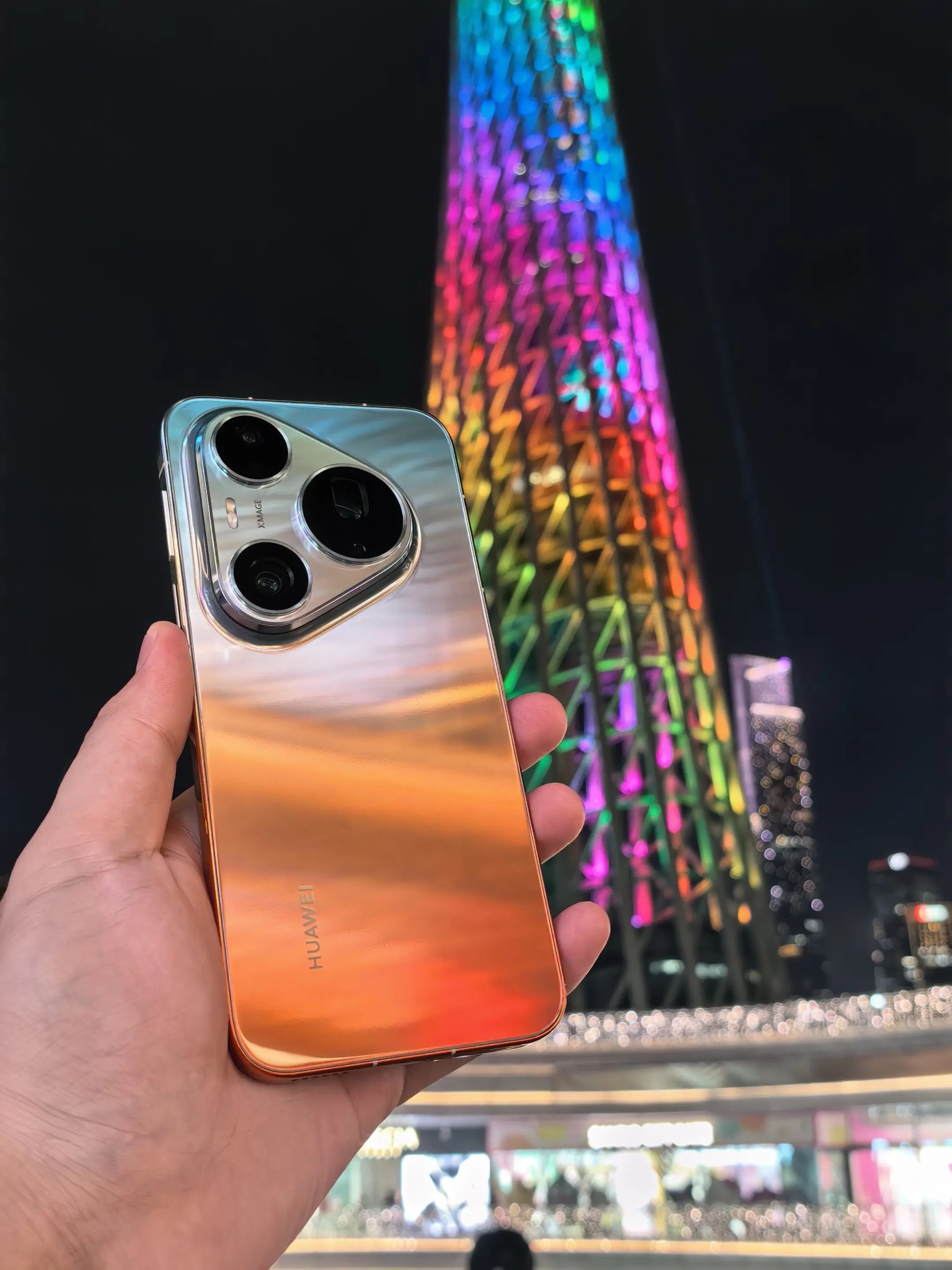 广州塔的霓虹，撞进了橘子海里。