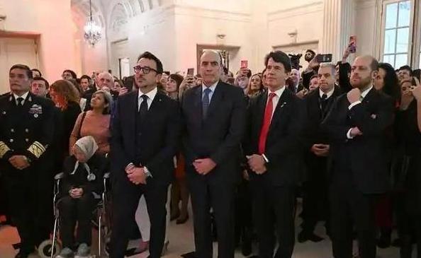 美国田纳西州议会现场爆发激烈冲突，黑人州众议员皮尔逊当众推搡执勤警员，瞬间引爆全