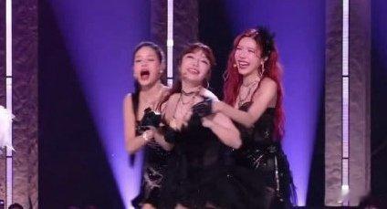 维妮娜好真诚 被维妮娜狠狠拿捏！舞台唱跳实力能打，气息超稳超专业，台下又暖心又真