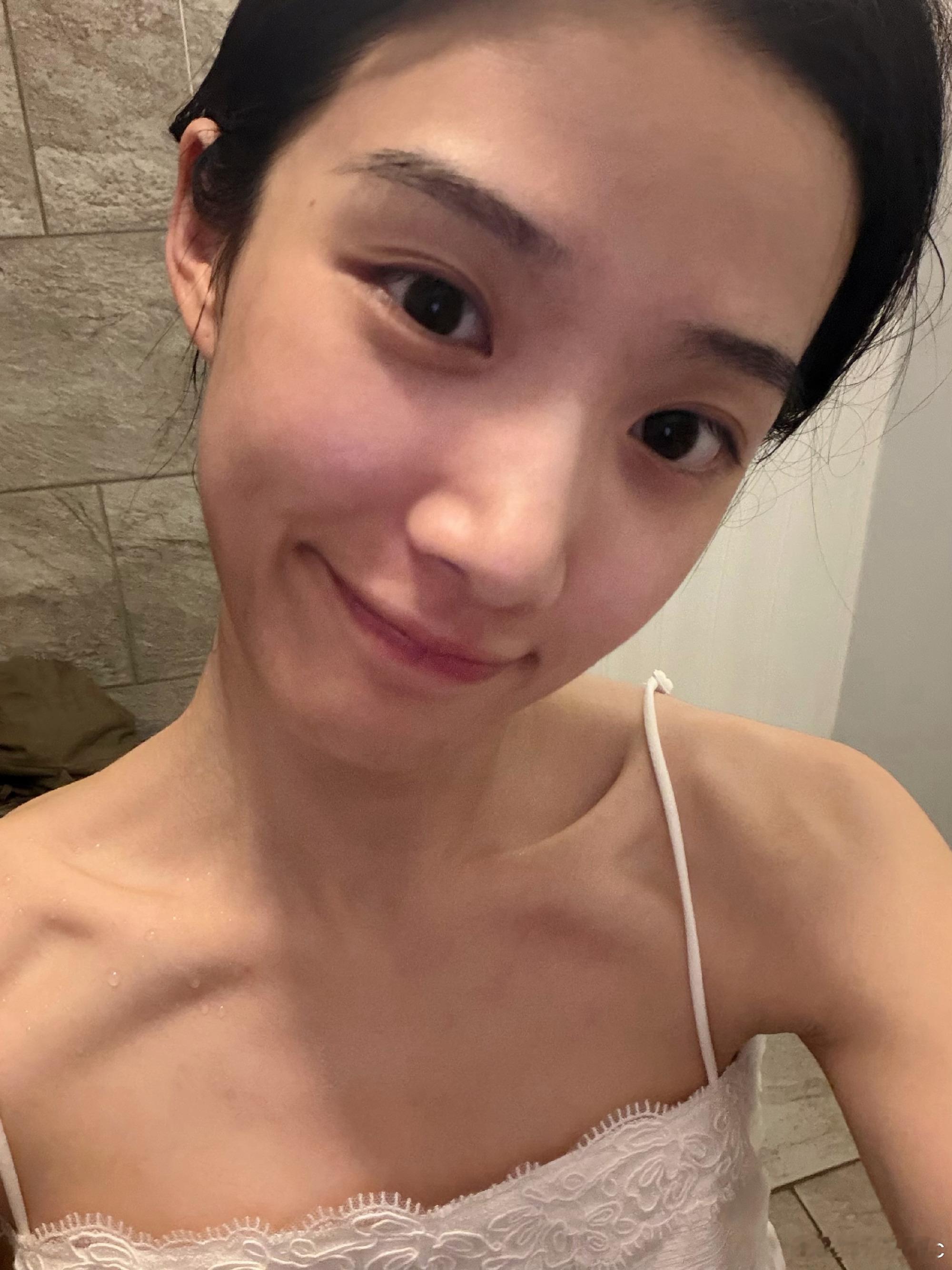 卢昱晓  lyx卢昱晓折月亮 lyx 卢昱晓云厘 “永远自由如风 永远为你着迷.