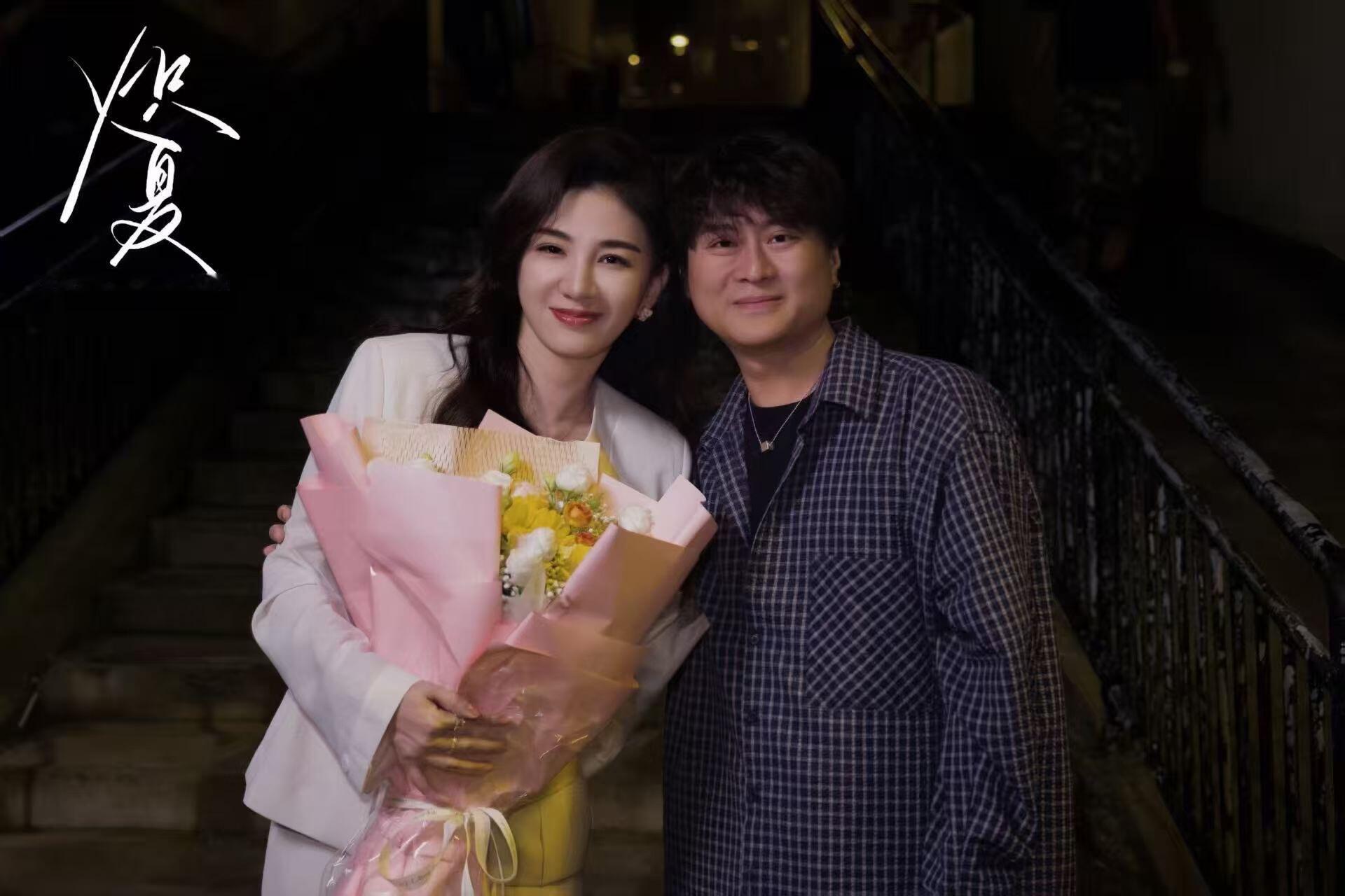 黄奕演周柯宇的后妈电视剧炽夏 预告里有一幕郭湘菱站在楼梯上俯视陆西骁，两人没说话