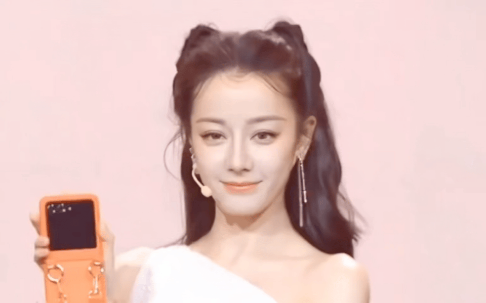 #迪丽热巴 玛丽猫# 迪丽热巴逆龄生长！好有少女感啊！特别精致的脸蛋，可爱喵喵?