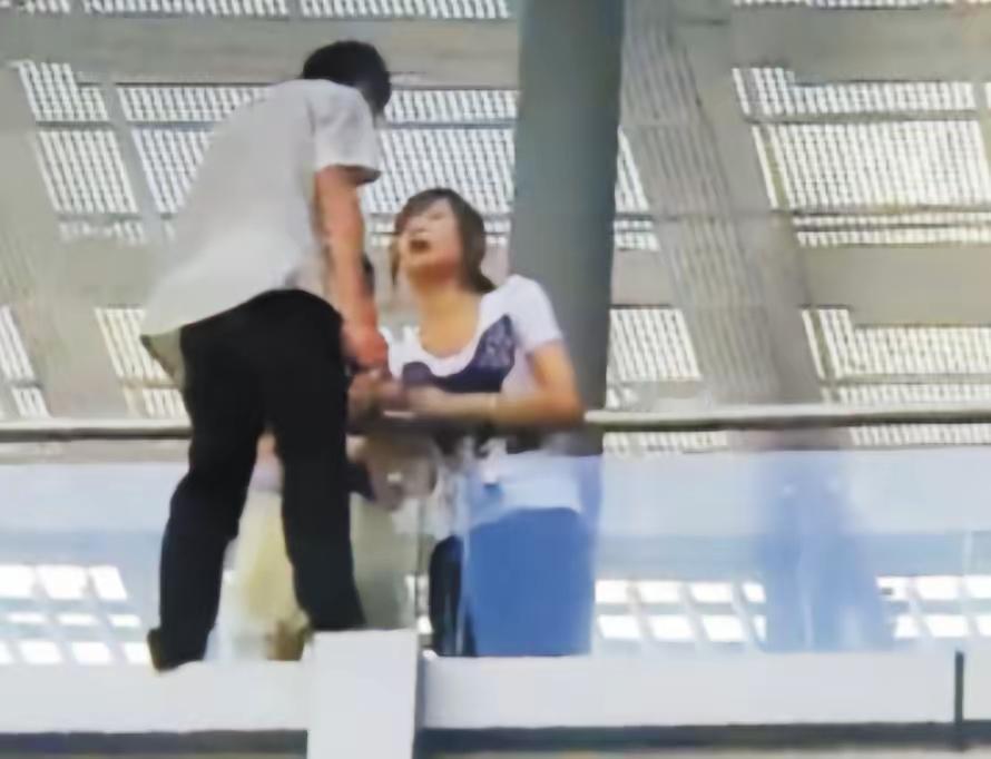 19岁打工妹光脚冲上天桥，一句“没人要你，我要你！”亲吻轻生少年，全网泪崩：这才