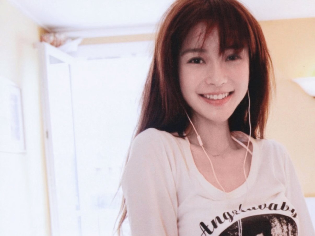 angelababy  yy 杨颖 我最喜欢三月的风，四月的雨，不落的太阳和最好