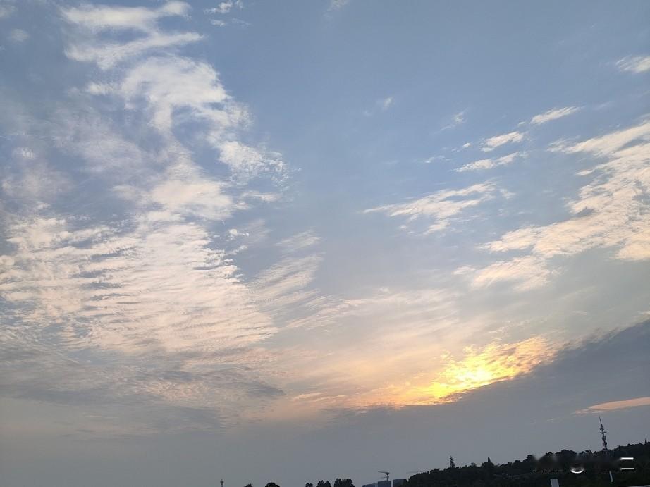 人这一生，常常怀念往昔，憧憬未来，在焦虑与遗憾中忙碌奔波，却唯独忽视了眼前的生活