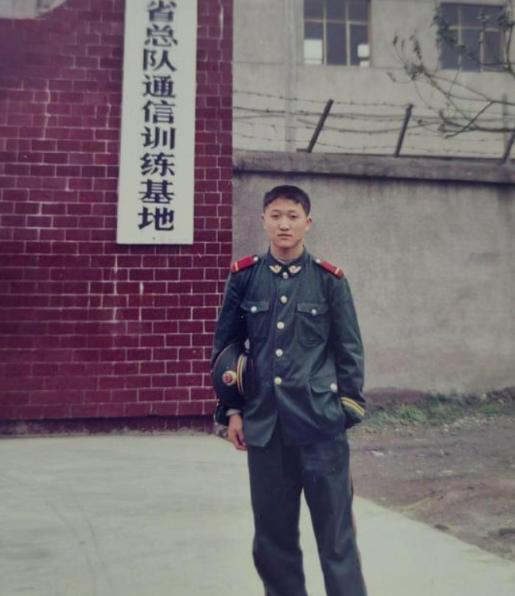 2006年，湖北一辆客车上，武警战士冉松柏刚落座，他就发现，坐在隔壁的一女孩不对