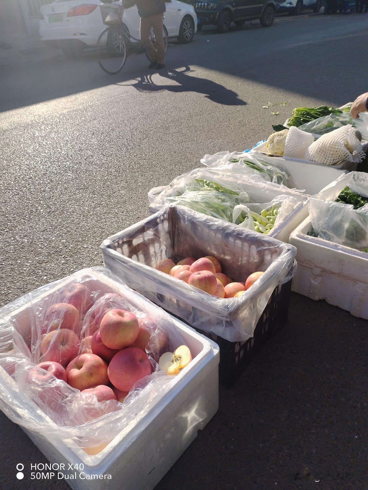 今天卖苹果去晚了，老公接我出发就不早，又搬了一会箱子，耽误时间了。到那一看都没地