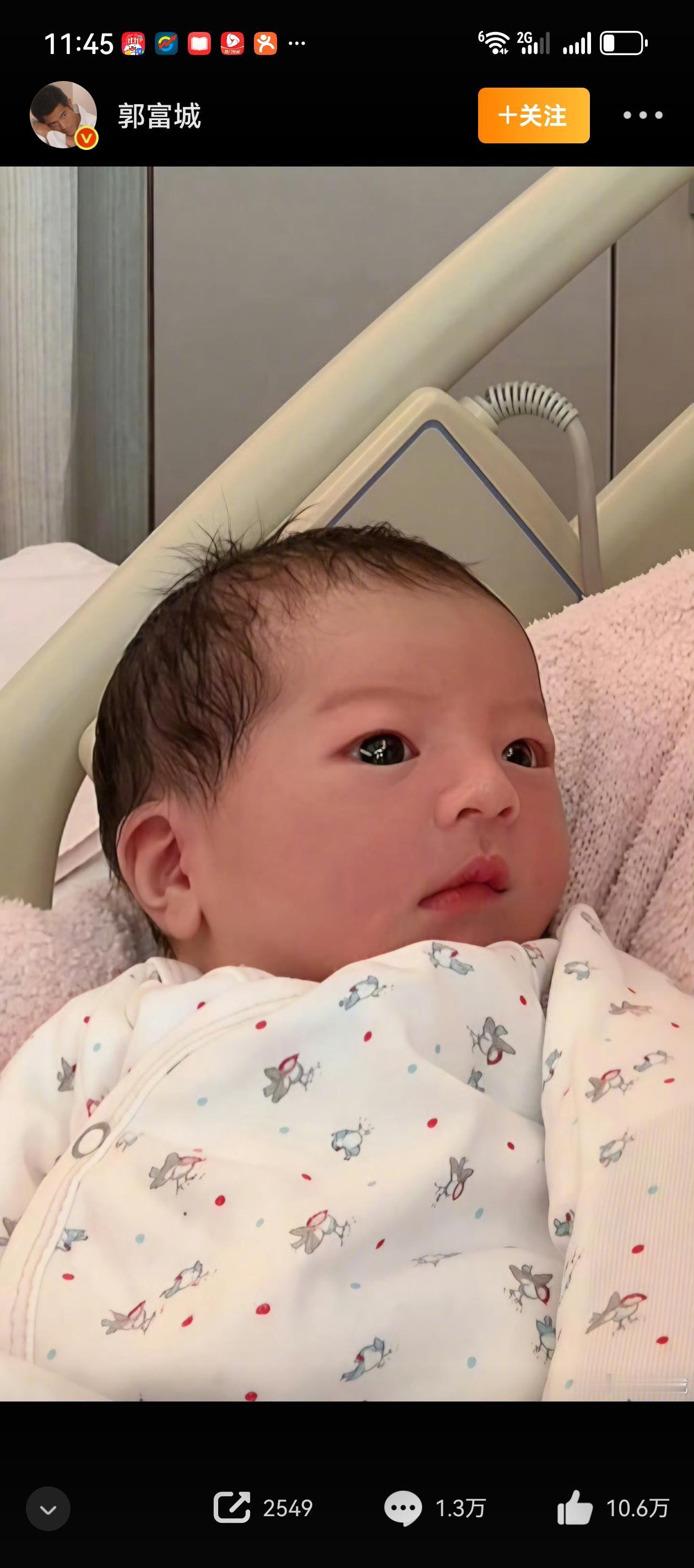 一大早儿老伴的老闺蜜就打来电话找她诉苦。
说是刚才跟媳妇吵架了，原因她起床后脸没