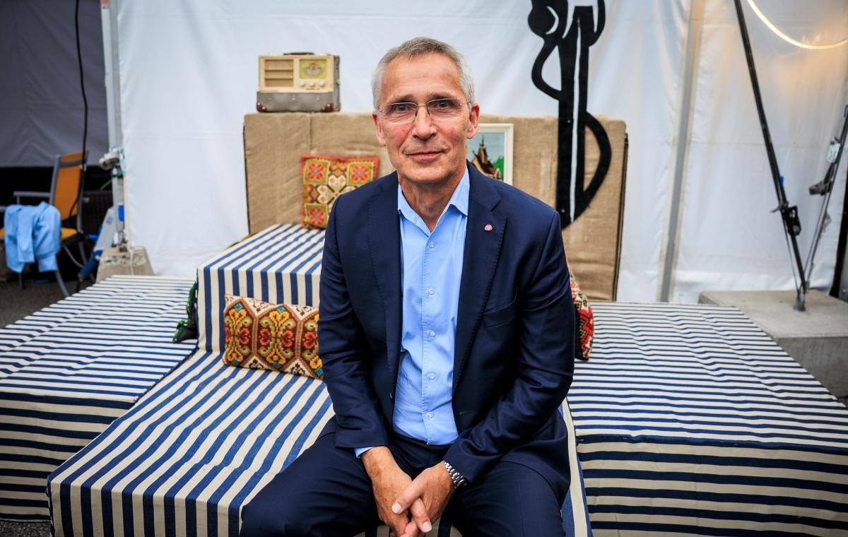 乌克兰人快打光了，征兵年龄降到25，躲兵役的直接抓牢。
北约钱没少给，炮弹一车车