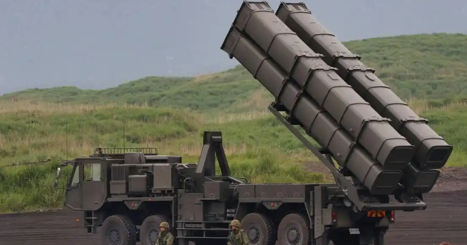 国防部新闻发言人蒋斌就日本部署远程导弹发表评论，指出日本右翼势力加速推进再军事化