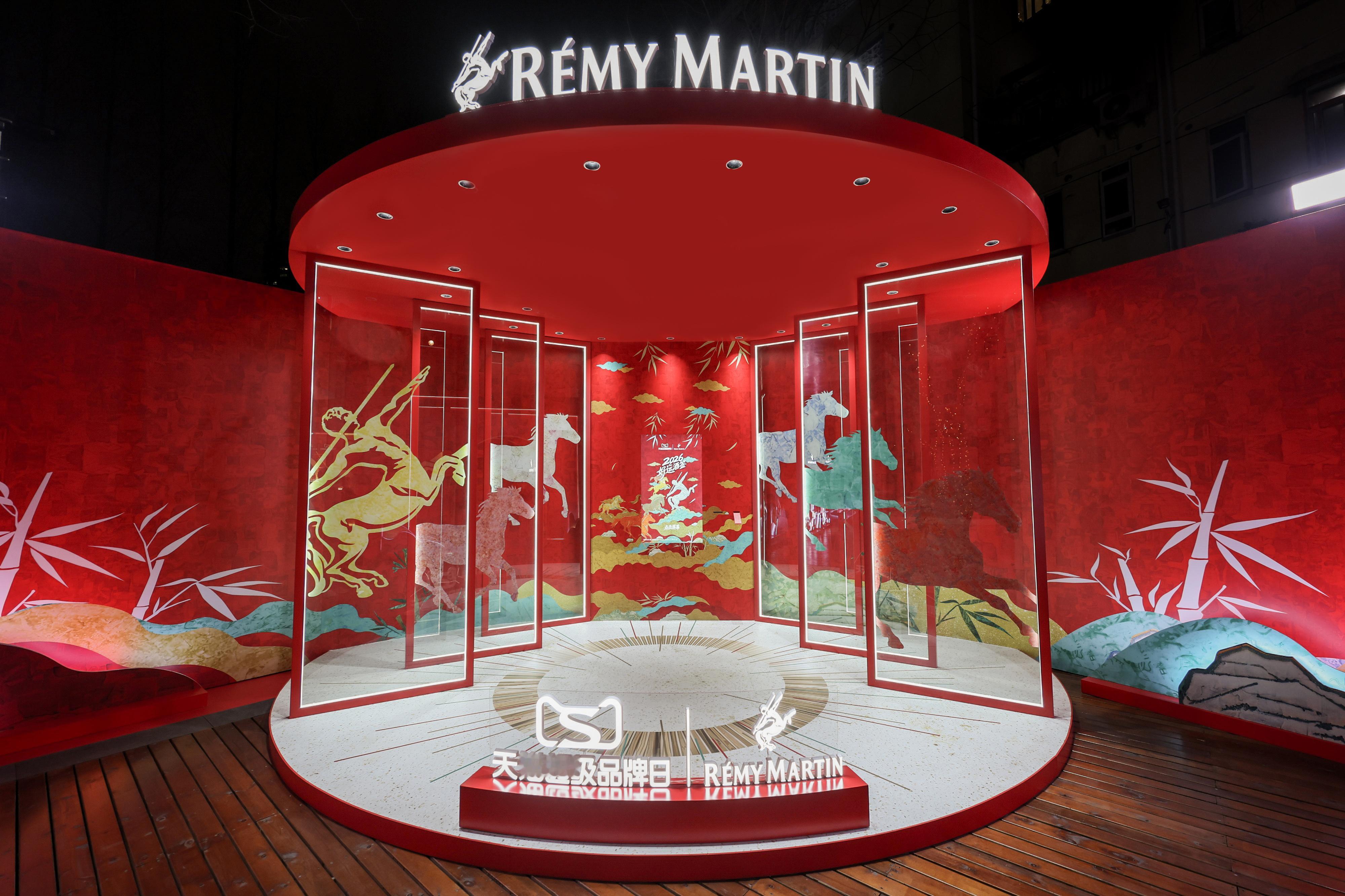 让我们恭喜内娱隐藏款熟男陈星旭又解锁新身份：人头马CLUB品牌挚友！人头马邑马当