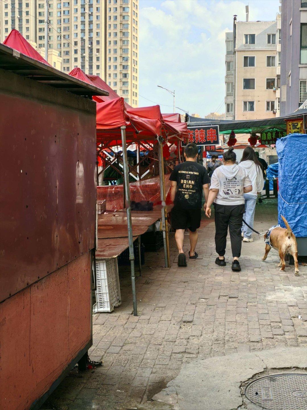 投稿：6月25摄，哈尔滨市 道外区。道口三道街商贩占道使用明火24小时不收摊位。