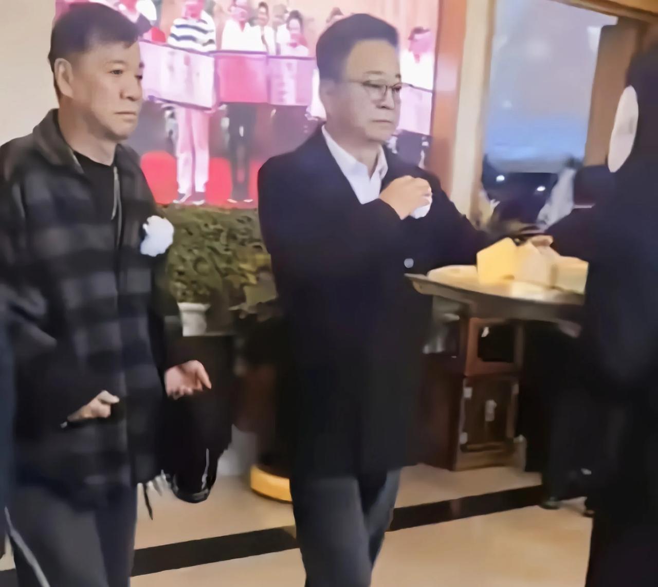 朱军陈丽华告别仪式，名利场的聚光灯会暗，但人情交际网一直都在
2026年4月9日