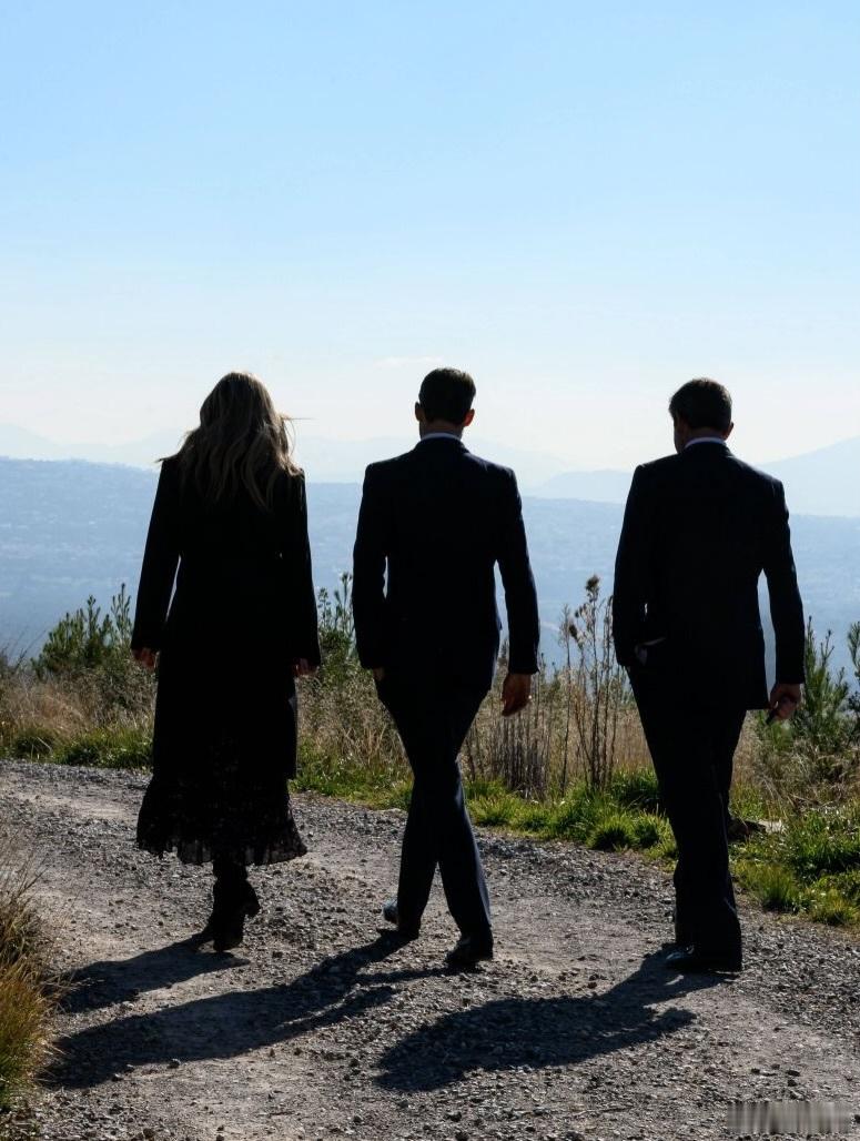 希腊王室 1月15日，安妮-玛丽王后、帕弗洛王储、尼古拉斯王子、西奥多拉公主、菲