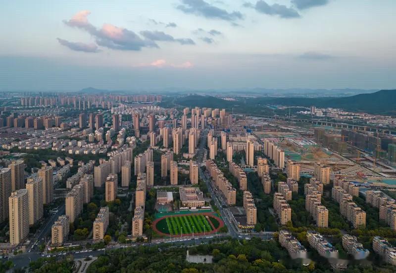 南京楼市这一波郊区房价下跌的还是太厉害了。
就像南京楼市的六合区，从2021年1