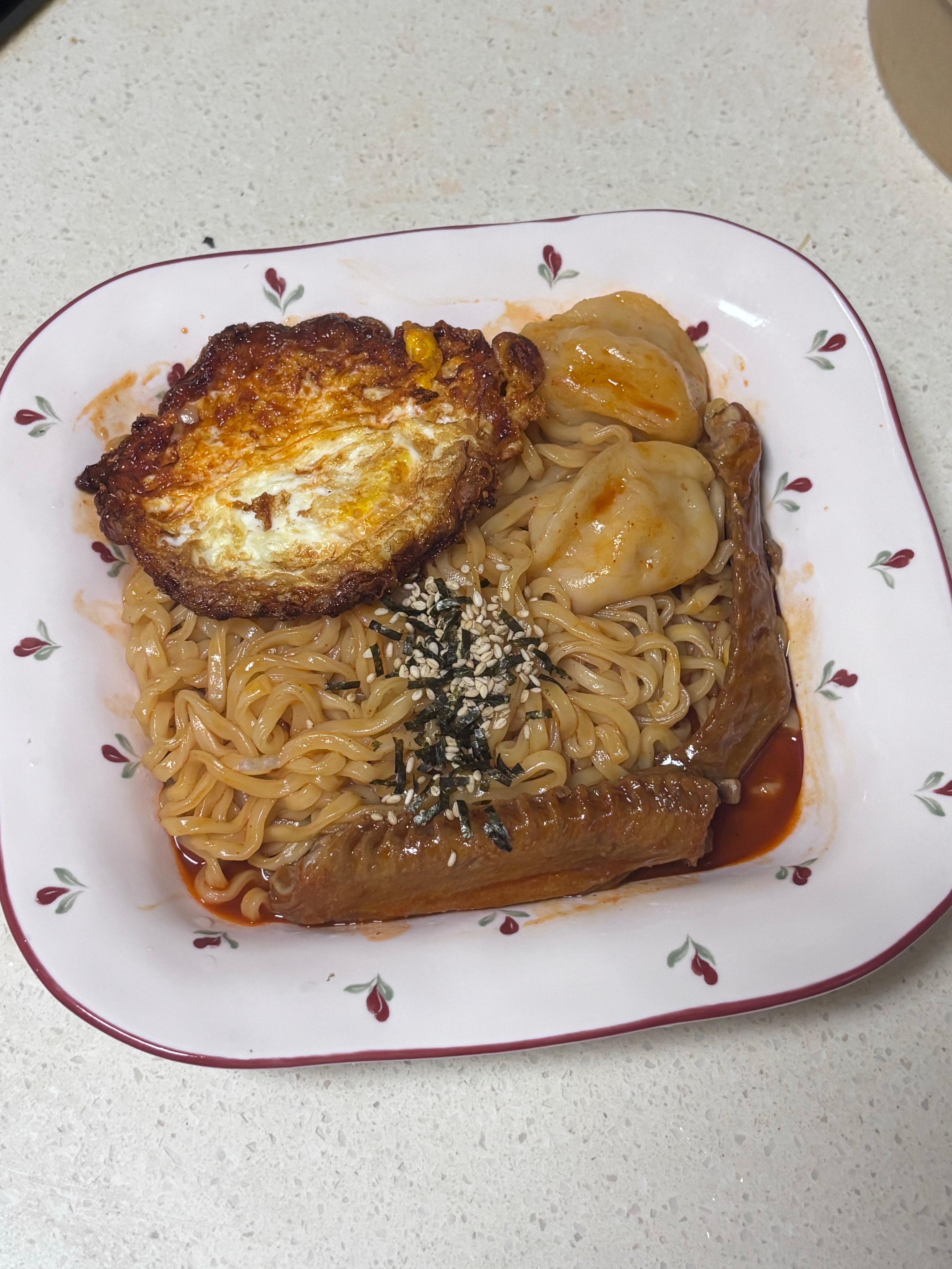 想吃的可以报名了，火鸡面加煎蛋加两个玉米水饺加一个卤翅 