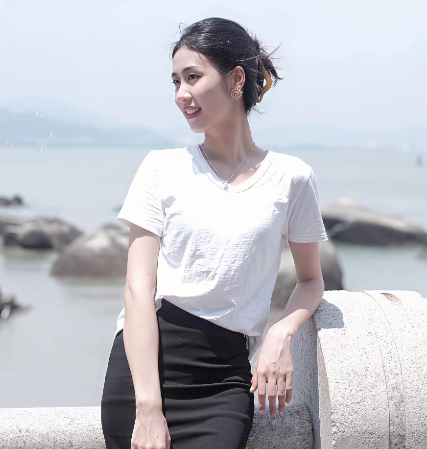 夏日穿搭/海边漫步，白T恤与黑裙的完美搭配，轻松自在，享受阳光与海风。
