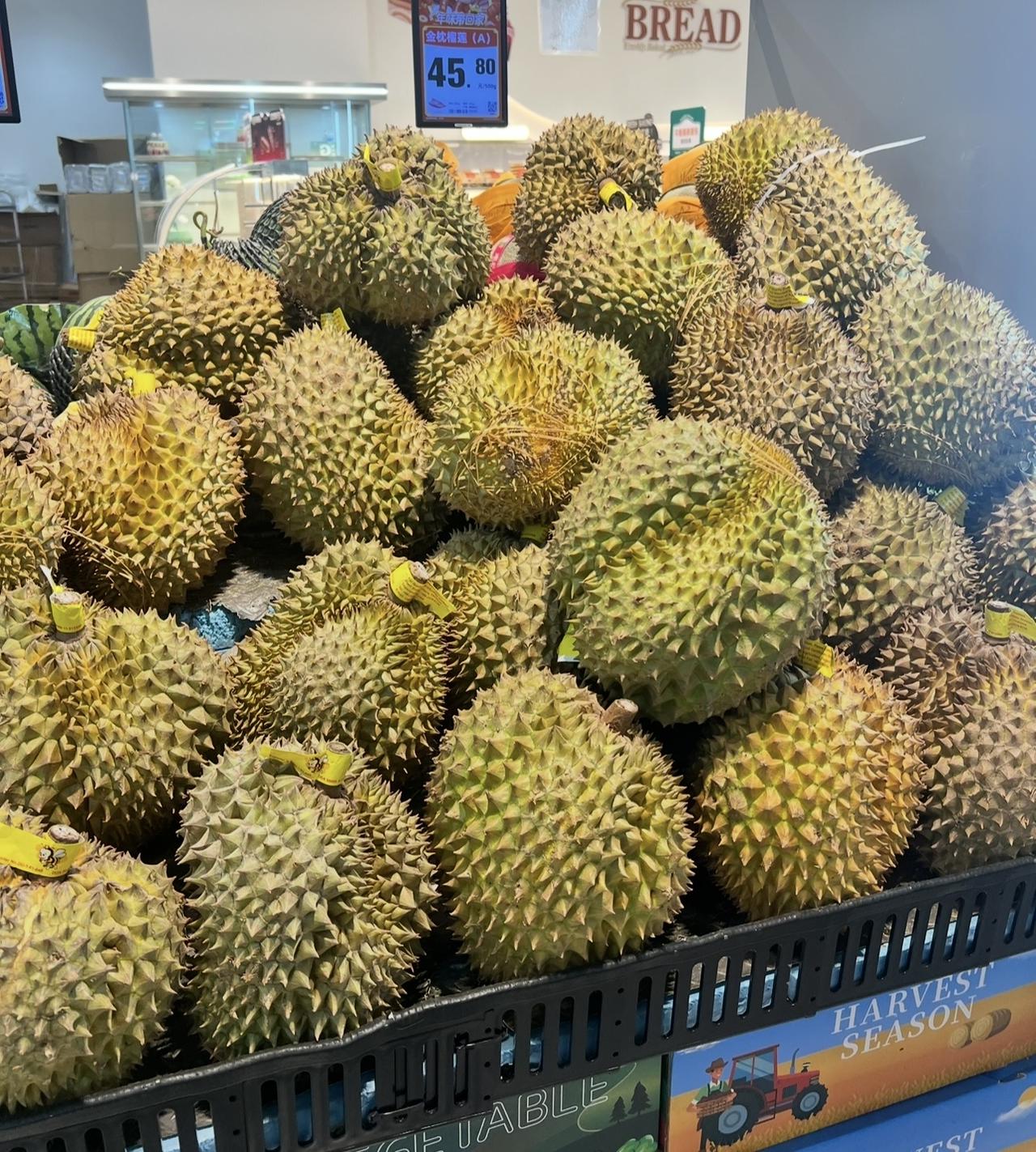 榴莲何时也会降到平民价？

阳光玫瑰前几年一串就要90多元，现在十元一串吧。
