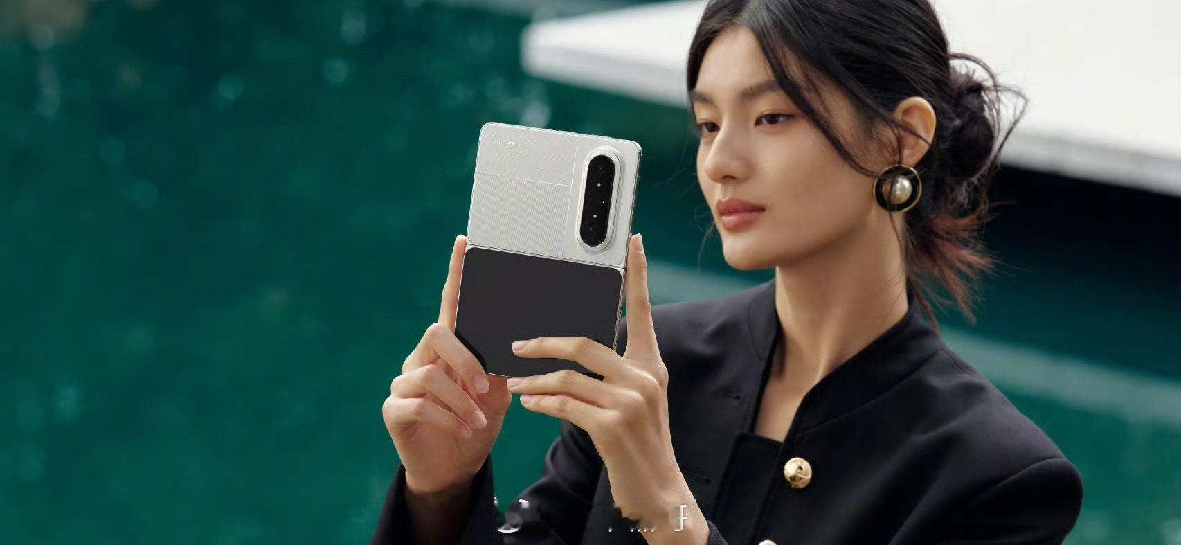 中国超7成折叠屏是华为折叠屏赛道迎来爆发，技术迭代速度惊人。短短几年，从形态到体