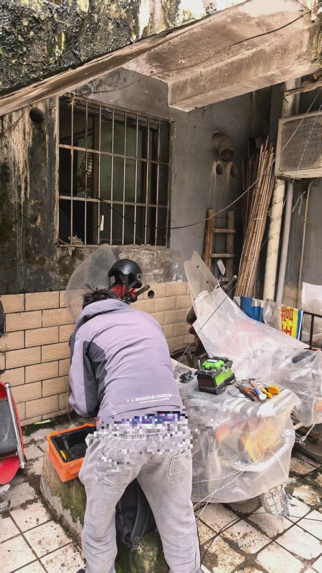 好久没回老家，这次回来发现家里断网没法用。我马上联系了联通维修师傅，师傅办事特别