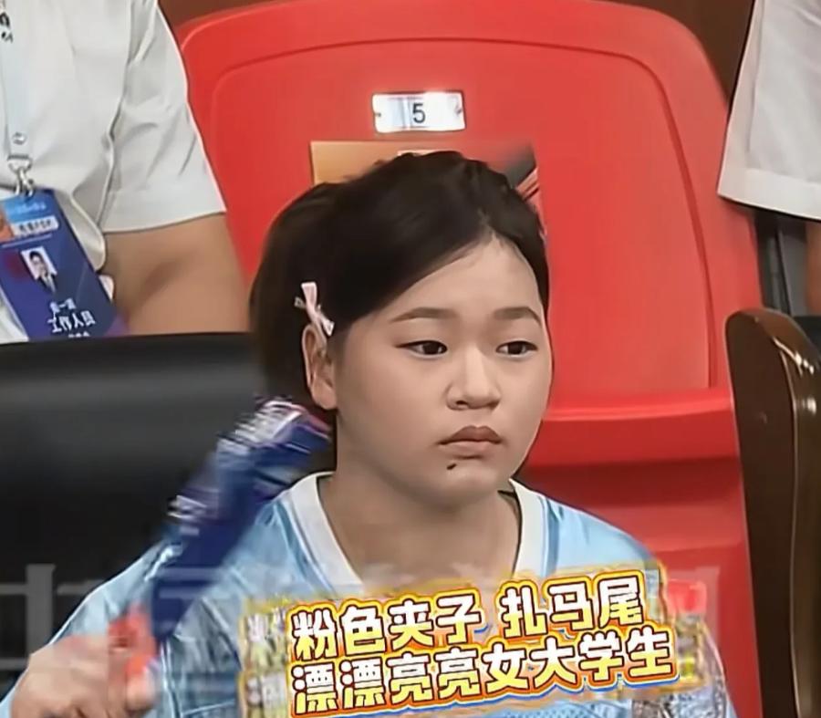 8 月 4 日，许久没露面的全红婵现身浙 BA 赛场和小候鸟一起开球，她穿着蓝色
