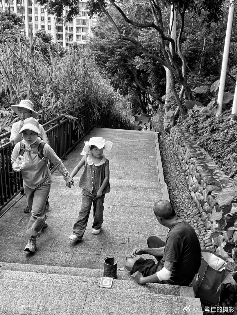 摄影人  街拍厦门：王鹭佳2026在路上？摄影人选择了人文纪实摄影，也就记录了生